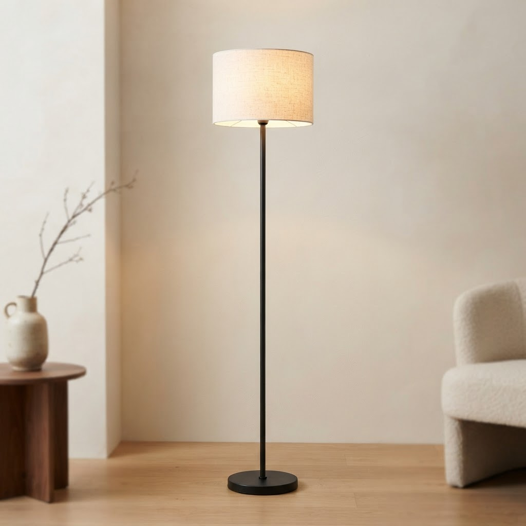 Elegante Stehlampe mit warmem Licht